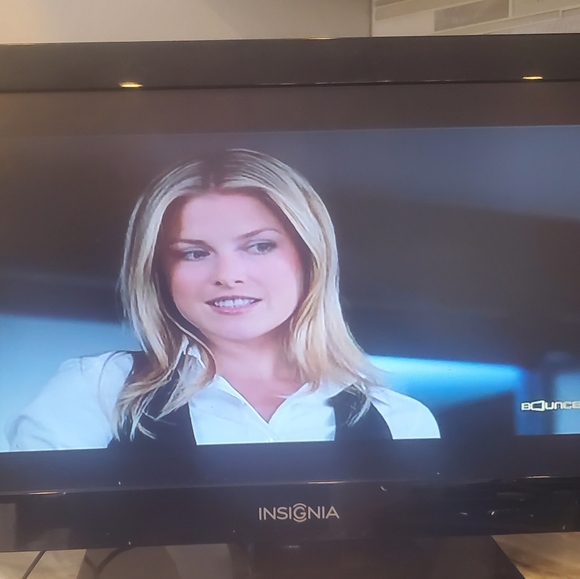 Insignia 19" LED TV NS-19E310A13 W/Remote - Picture 1 of 16